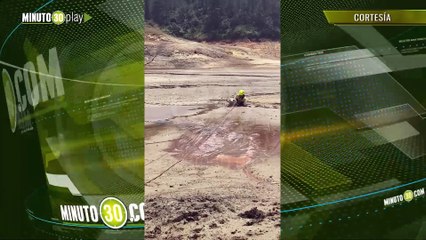 El perrito Bruno quedó atrapado en el sedimento de la represa Guatape, los Bomberos lo recataron