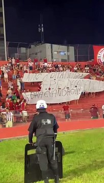 Torcida do Náutico protesta contra Evandro de Carvalho, presidente da FPF: Não à ditadura. Fora, Evandro!