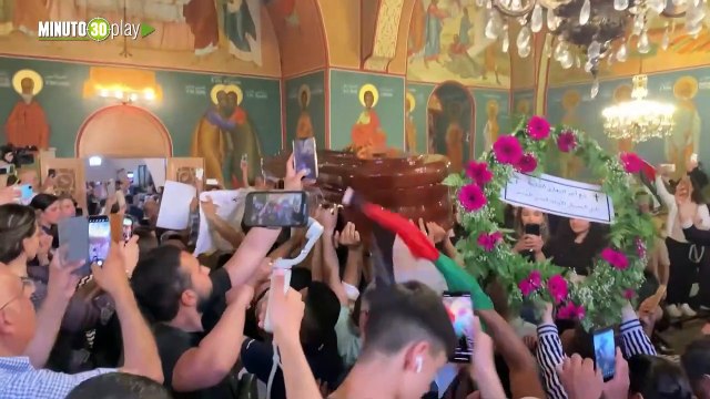 Miles despiden a la periodista Shireen Abu Akleh en un tenso funeral en Jerusalén