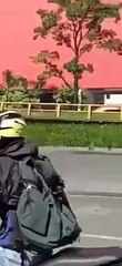 20-07-21 Asi agredio un manifestante a una agente del ESMAD en Medellin
