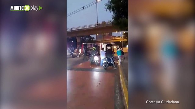 Bus de servicio público terminó volcado en un aparatoso accidente de tránsito en Robledo