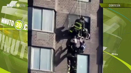 Mujer quedó colgando desde el piso 20 de un edificio durante incendio