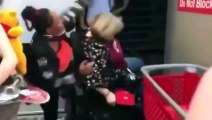 Afroamericanos golpean a mujer en silla de ruedas por detenerlos en saqueos en tiendas de USA
