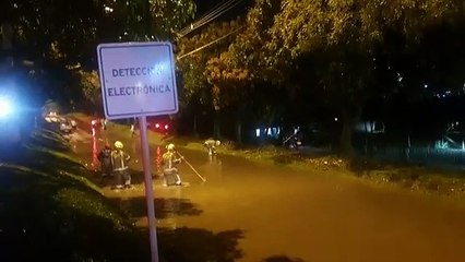 VIDEO Bomberos de Medellín, atienden a esta hora diferentes emergencias por las lluvias en la ciudad.
