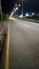 ¡Tenga cuidado! Alcantarilla sin tapa a punto de convertirse en una tragedia en la Autopista Sur