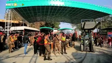 Mueren 32 policías en el ataque suicida a una mezquita en Pakistán