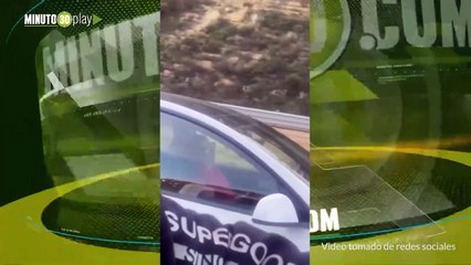 Captan a una mujer dormida  al frente del volante de un Tesla