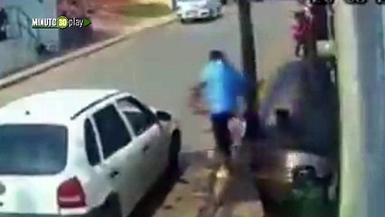 Un ex policía mexicano lanzó un perrito  en aceite