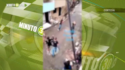 Impresionante La salvaje pelea a palo de varias personas en Bello