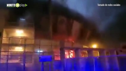 Presuntos hinchas prendieron fuego a su estadio luego de que su equipo perdió
