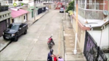 Conductor arrolló a ladrón en moto que atracó a una mujer en Ecuador