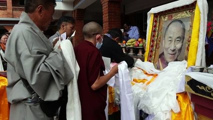 El dalái lama cumple 88 años con su vida y sueño en juicio