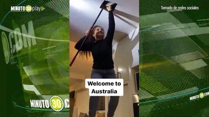 Valiente mujer sacó serpientes gigantes que estaban escondidas en el techo de una casa