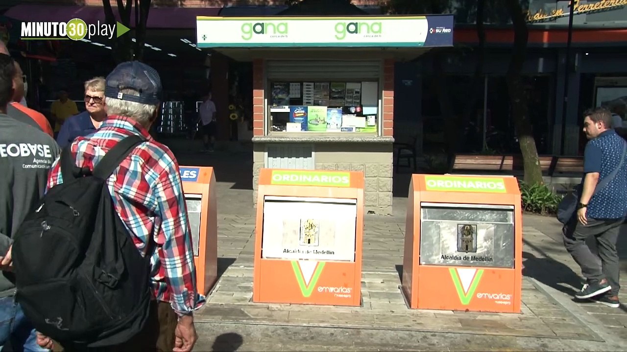 28-05-19 En Medellín ya hay contenedores de basura que cambian botellas por bonos de consumo