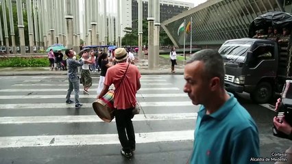 22-06-18 Habitantes de Medellin has sido sorprendidos con comparsas de gratitud