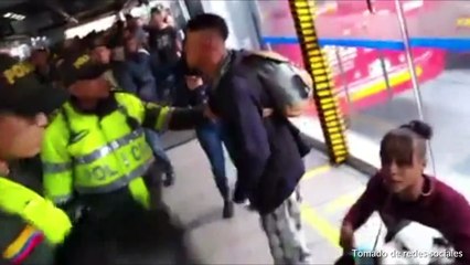 11-07-19 Perro pitbull atacó a policías en plena estación de Transmilenio