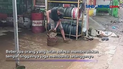 Banjir Mulai Surut, Warga Depok Gotong Royong Bersihkan Sisa-Sisa Lumpur