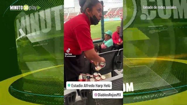 Pa qué rinda Pillaron a vendedora rellenando vasos de cerveza con lo que sobraba de otras latas