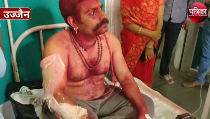 महाकाल मंदिर में आग से झुलसे पुजारी सेवकों समेत 16 लोगों की अब ऐसी हालत है, देखने पहुंचे सांसद