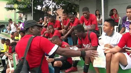 10-11-18 Habitantes de Moravia ya disfrutan de la renovación de la cancha sintética