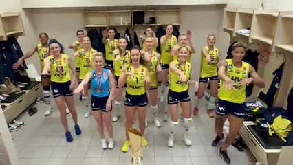Fenerbahçeli voleybolculardan soyunma odasında şampiyonluk dansı