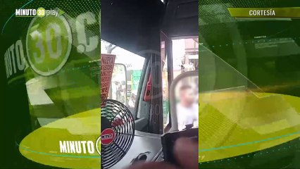 Cálmese Camión y bus se chocaron por la minorista uno cobró lo suyo rompiendo los vidrios del otro
