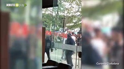 encapuchados pintan edificación