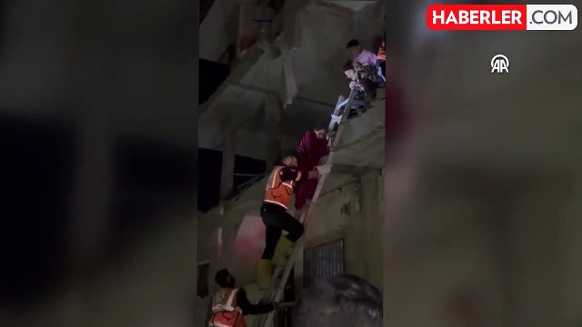 Gazzeli baba, yetersiz beslenmeden ölen 2 çocuğunu birer saat arayla toprağa verdi