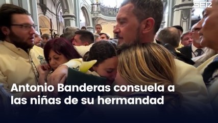 Antonio Banderas consuela a las niñas de su hermandad