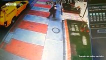 Video en que guarda de carro de valores le dispara a ciclista
