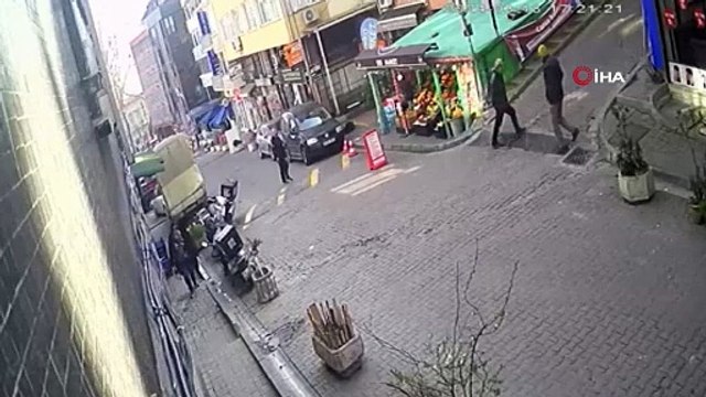 Beşiktaş’ta fren yerine gaza basan kadın sürücü bir kadına çarpıp eve daldı