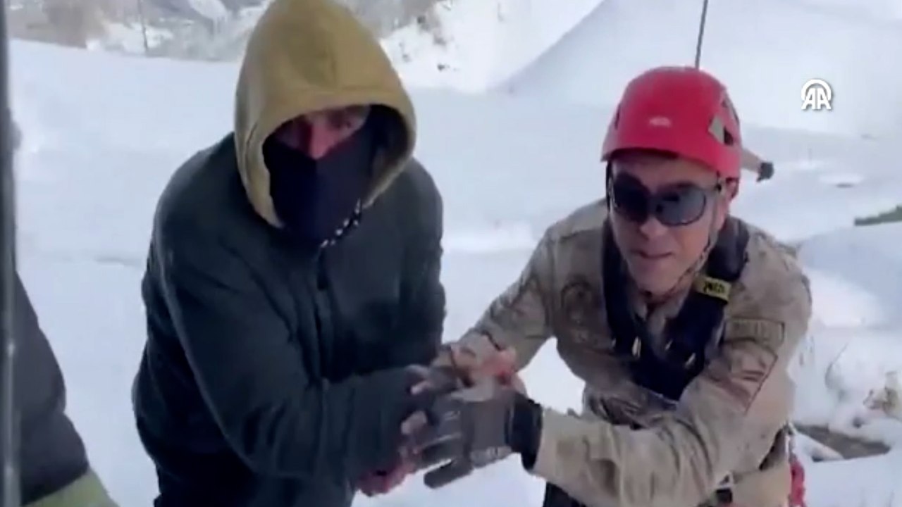 Kar ve tipi nedeniyle mahsur kalan 2 avcı helikopterle kurtarıldı