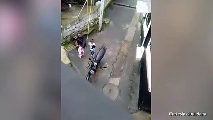 22-04-19  Indignante Esta mujer trata a su perro a las patadas, a pesar de que le dijeron que no le pegara