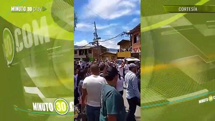 Con música y pólvora así fue el multitudinario adiós al taxista asesinado en Copacabana