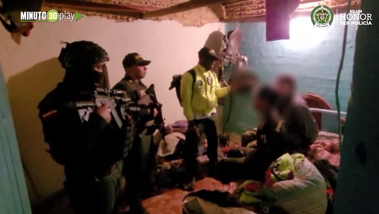 Armados hasta los dientes cogieron a dos pelados en Santo Domingo Antioquia