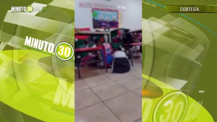 Profesora calma a niños de primaria en medio de una balacera