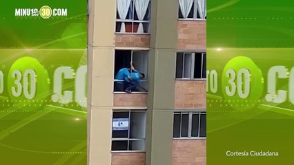 Denuncian limpieza de ventas en edificio en San Antonio de Prado sin ninguna protección