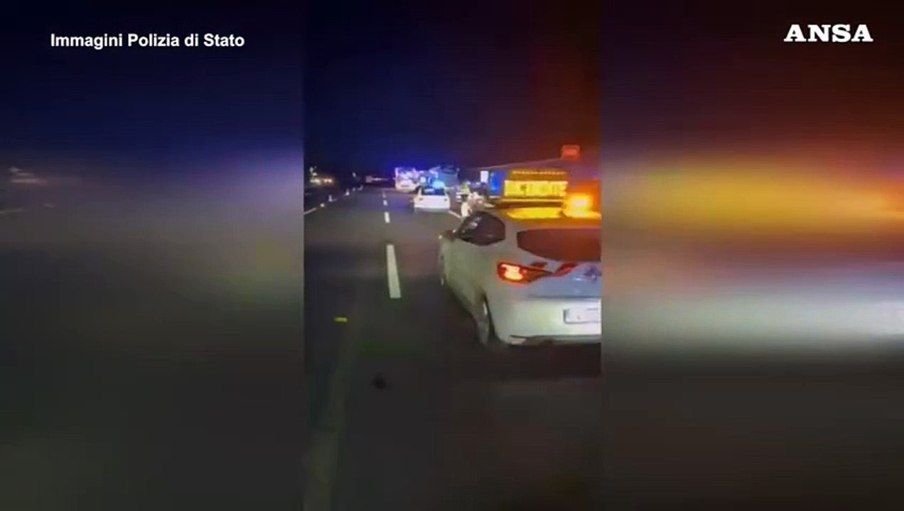 Pullman coinvolto in incidente sulla A1, morto un passeggero di 19 anni