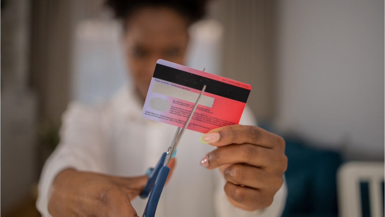 Nicht nur einmal zerschneiden: kredit- und girokarten richtig entsorgen