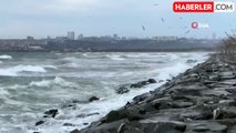 Bakırköy sahilinde fırtına nedeniyle dalgalar oluştu