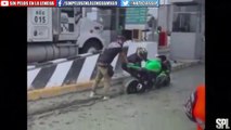 #VIDEO: ¡Karma instantáneo! Intentan evadir caseta y su moto queda atrapada en cemento fresco