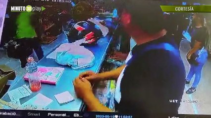 Mientras uno mira otro roba hurto en un establecimiento comercial en la Plaza Minorista