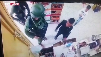 İsrail askeri, alışveriş yapan küçük çocuğu darp etti