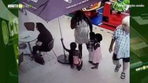 EN VIDEO quedó como madre utilizando a sus pequeñas hijas para robar bolso
