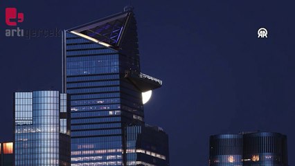 Newyork'ta dolunay ikonik binanın arkasından doğarken görüntülendi