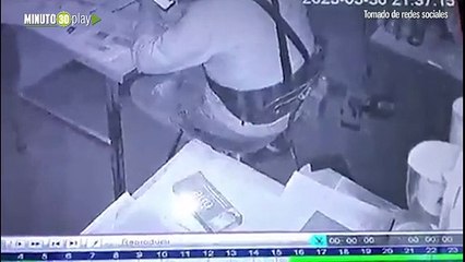 Impaciencia desmedida hombre golpeó brutalmente en la cara a mecánico porque se tardó en reparar su auto