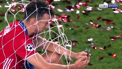 Download Video: Los jugadores del Bayern de Múnich cortaron la red después de levantar el sexto título de la Liga de Campeones | UCL 19/20 Momentos