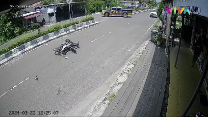 Menghindari Polisi! Pemotor Ini Lawan Arah Tabrak Trotoar