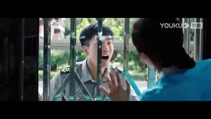 The big snake is getting closer to the security guards!