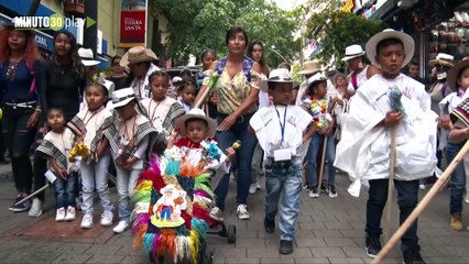 03-08-19 En caballitos de palo desfilaron los silleteritos por las calles del centro de Medellín